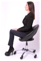 女性の業務用椅子の座り方